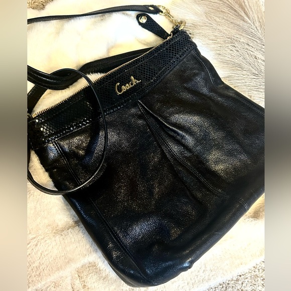 Coach Black Leather Shoulder Bag *LIKE NEW* - Picture 2 of 6